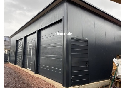 blechgarage-14x6x4m-dachneigung-nach-hinten-sektionaltor-elektroantrieb-1x-schlupftuer-sektionaltor-tuer-fenster-dachrinne-attika-dachblende-kantenschutz-konstruktion-aus-verzinkten-vierkantprofilen-verankerung-isolation_10_1709654372