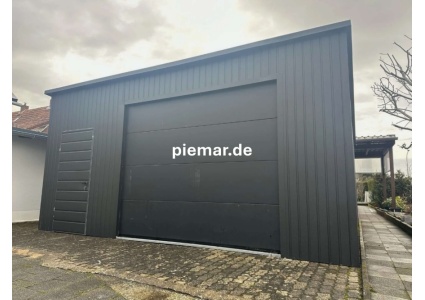 blechgarage-mit-dachneigung-nach-hinten-1x-sektionaltor-1x-tuer-patentschloss-2x-fenster-dachrinne-kondensvlies-dach-attika-dachblende-kantenschutz-konstruktion-aus-verzinkten-vierkantprofilen-in-farbe_6