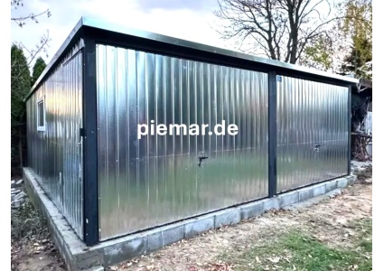 blechgarage-mit-dachneigung-nach-hinten-2x-schwingtor-1x-tuer-1x-fenster-attika-dachblende-verzinkt_1