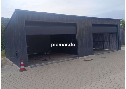 blechgarage-mit-dachneigung-nach-hinten-2x-sektionaltor-1xtuer-dachrinne-kondensvlies-dach-und-waende-attika-kantenschutz-konstruktion-aus-verzinkten-vierkantprofilen-trennwand-verankerung-horizontalpanel-in-farbe_4