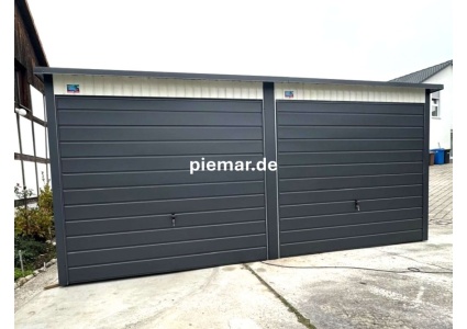 blechgarage-mit-dachneigung-nach-hinten-schwingtor-horizontalpanel-elektroantrieb-dachrinne-kondensvlies-dach-waende-attika-kantenschutz-konstruktion-aus-verzinkten-vierkantprofilen-in-farbe_12