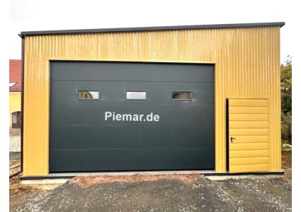 Blechgarage mit Dachneigung nach links, Sektionaltor, 3x Lichtband, Tür, 2x Fenster, Dachrinne, Kantenschutz, Attika, Konstruktion aus verzinkten Vierkantprofilen, in Farbe blechgarage-mit-dachneigung-nach-links-sektionaltor-lichtband-tuer-fenster-dachrinne-kantenschutz-attika-konstruktion-aus-verzinkten-vierkantprofilen-in-farbe_2