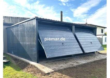blechgarage-mit-dachneigung-nach-vorne-schwingtor-horizontalpanel-konstruktion-aus-verzinkten-vierkantprofilen-dachrinne-attika-kantenschutz-in-farbe_5