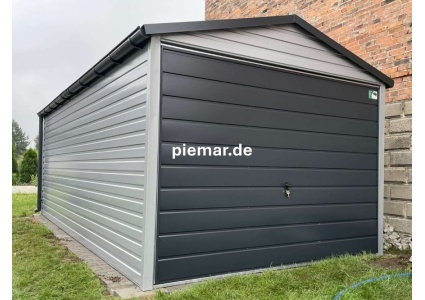 blechgarage-mit-einem-satteldach-schwingtor-dachrinne-attika-dachblende-kantenschutz-konstruktion-aus-verzinkten-vierkantprofilen-bleche-horizontal-vernietet-in-farbe