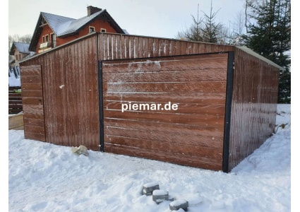 blechgarage-mit-einem-satteldach-schwingtor-horizontalpanel-tuer-in-holzdekofarbe_4