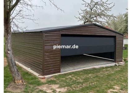 blechgarage-mit-einem-satteldach-sektionaltor-horizontalpanel-holzoptik-tuer-fenster-attika-kantenschutz-konstruktion-aus-verzinkten-vierkantprofilen_1
