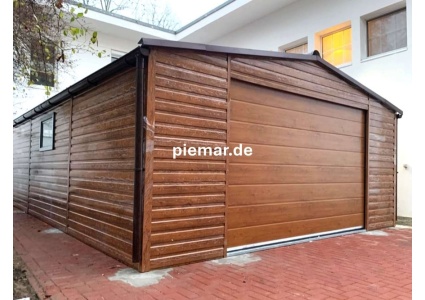 blechgarage-mit-einem-satteldach-tur-2x-fenster-sektionaltor-holzoptik-dachrinne-kondensvlies-dach-kondensvlies-wande-attika-dachblende-kantenschutz-konstruktion-aus-verzinkten-vierkantprofilen-bleche-horizontal-vernietet__8