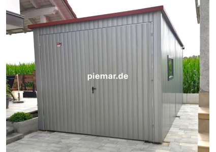 blechgarage-mit-einer-dachneigung-nach-hinten-doppelfluegeltor-2x-fenster-dachrinne-kondensvlies-dach-und-waende-attika-dachblende-kantenschutz-konstruktion-aus-verzinkten-vierkantprofilen-in-farbe_3