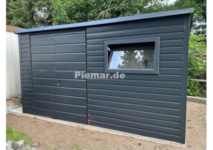 blechgarage-mit-einer-dachneigung-nach-hinten-doppelfluegeltor-fenster-attika-dachblende-kantenschutz-bleche-horizontal-vernietet_1