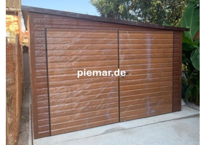 blechgarage-mit-einer-dachneigung-rechts-konstruktion-aus-grudnierten-vierkantprofilen-dachneigung-rechts-1x-doppelfluegeltor-fenster-holzoptik-attika-dachblende-kantenschutz-bleche-horizontal-vernietet_1