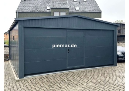 blechgarage-mit-satteldach-sektionaltor-schlupftuer-attika-kantenschutz-dachrinne-lichtband-kondensvlies-dach-konstruktion-aus-verzinkten-vierkantprofilen-in-farbe_1