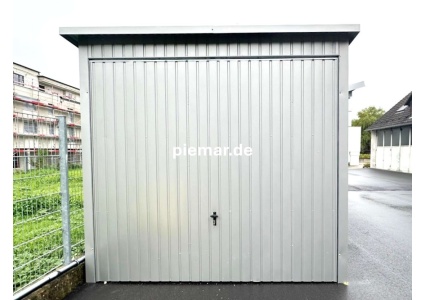 blechgarage-mit-schwingtor-elektroantrieb-tuer-1x-fenster-attika-kantenschutz-konstruktion-aus-verzinkten-vierkantprofilen-in-holzdekofarbe_8