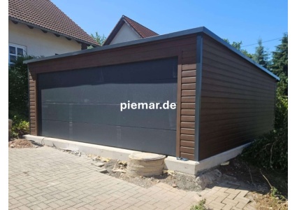 blechgarage-mit-sektionaltor-kantenschutz-attika-tuer-dachrinne-konstruktion-aus-verzinkten-vierkantprofilen-bleche-horizontal-vernietet-in-holzdekofarbe_1v