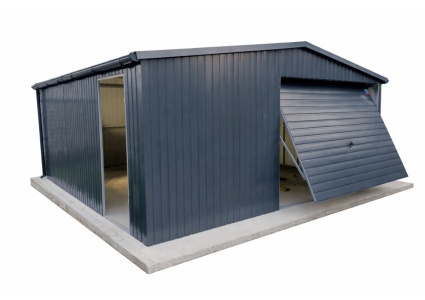 blechgarage-mit-einem-satteldach-schwingtor-tuer-attika-kantenschutz-bleche-horizontal-vernietet-konstruktion-aus-verzinkten-vierkantprofilen-dachrinne-in-farbe_5