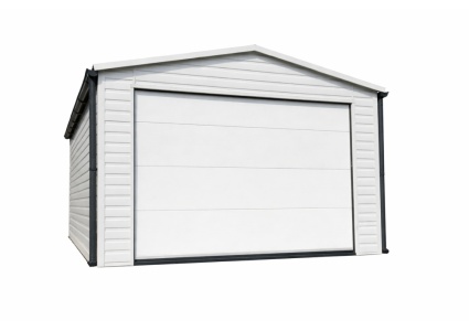 blechgarage-mit-satteldach,-sektionaltor,-in-horizontalpanel-1s,-mit-2x-fenster,-attika,-kantenschutz,-dachrinne,-kondensvlies-dach-und-wände,-in-farbe