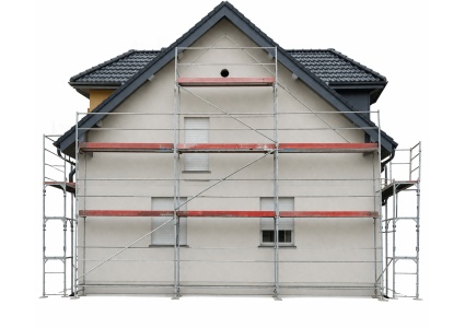 dom_w_trakcie_renowacji_z_rusztowaniem_1