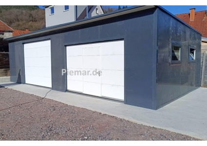 garage-10x5x3m-mit-einer-dachneigung-nach-hinten-fenster-sektionaltor-inkl-elektroantrieb-schlupftuer-sektionaltor-dachrinne-attika-kantenschutz-konstruktion-aus-verzinkten-vierkantprofilen-in-farbe-isolation_1