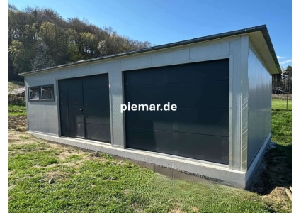 garage-900-m-500-m-250-m-mit-einer-dachneigung-nach-hinten-3x-fenster-2x-sektionaltor-inkl-elektroantrieb-1x-schlupftuer-fuer-sektionaltor-tueroeffnung-nach-links-dachrinne-attika-dachblende-konstruktion-aus-verzinkten__12