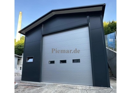 garage-halle-blechgarage-mit-einem-satteldach-tuer-fenster-lichtband-sektionaltor-dachrinne-attika-dachblende-konstruktion-aus-verzinkten-vierkantprofilen-in-farbe-verankerung-isolation_13