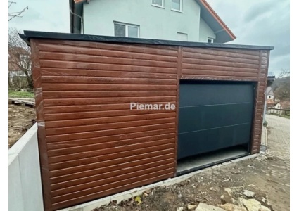 Garage mit einer Dachneigung nach links, 1x Sektionaltor, 2x Fenster, 1x Tür, Dachrinne, Attika, Kantenschutz, Holzoptik, Bleche horizontal verniete garage-mit-einer-dachneigung-nach-links-sektionaltor-fenster-tuer-dachrinne-attika-kantenschutz-holzoptik-bleche-horizontal-verniete_4
