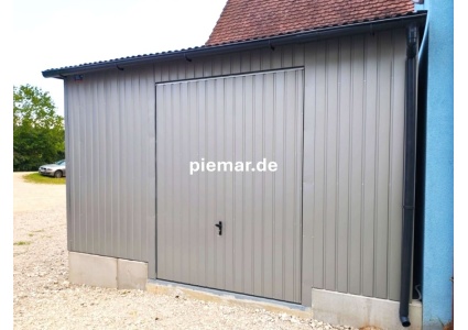 garage-mit-einer-dachneigung-nach-vorne-schwingtor-dachrinne-kondensvlies-dach-attika-dachblende-kantenschutz-konstruktion-aus-verzinkten-vierkantprofilen-verankerung-in-farbe_3