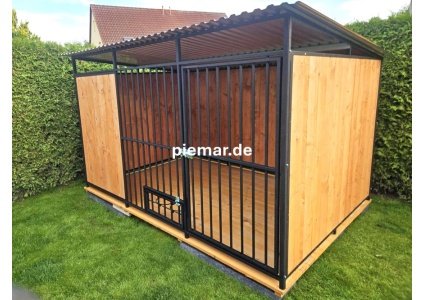 hundezwinger-mit-holzboden-rueckwand-und-seitenwand-mit-holzverkleidung-holzwand-vorne_2