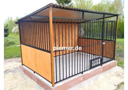 hundezwinger-mit-rueckwand-seitenwaende-mit-holzverkleidung-kantenschutz-dachrinne_2
