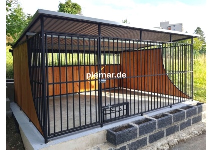 hundezwinger-mit-rueckwand-und-geschwungene-seitenwaende-mit-holz-attika_2