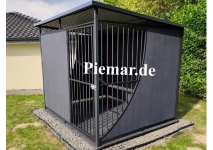 hundezwinger-schwarz-mit-holzboden-rueckwand-geschwungene-seitenwand-1x-holzwand-vorne-attika-kantenschutz-kondensvlies-verankerung_9