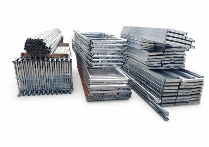 skladanie_elementow_rusztowan_na_bialym_tle_1