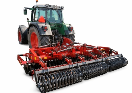 traktor_rolniczy_z_czerwona_maszyna_1