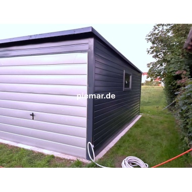 5-fach-garage-halle-blechgarage-lager-mit-dachneigung-nach-hinten-schwingtor-fenster-attika-kantenschutz-bleche-horizontal-vernietet-konstruktion-aus-verzinkten-vierkantprofilen-in-farbe-31962_1