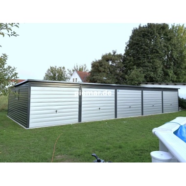 5-fach-garage-halle-blechgarage-lager-mit-dachneigung-nach-hinten-schwingtor-fenster-attika-kantenschutz-bleche-horizontal-vernietet-konstruktion-aus-verzinkten-vierkantprofilen-in-farbe-31962_2