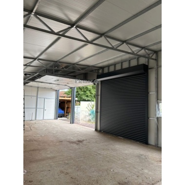 blechgarage-14x6x4m-dachneigung-nach-hinten-sektionaltor-elektroantrieb-1x-schlupftuer-sektionaltor-tuer-fenster-dachrinne-attika-dachblende-kantenschutz-konstruktion-aus-verzinkten-vierkantprofilen-verankerung-isolation_18_2076875856