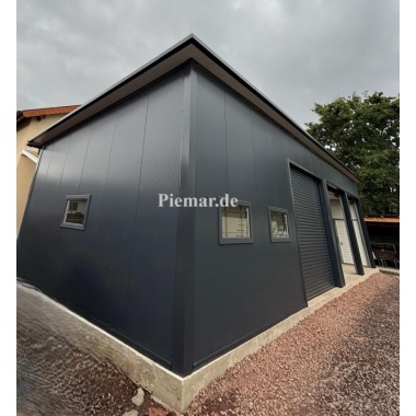 blechgarage-14x6x4m-dachneigung-nach-hinten-sektionaltor-elektroantrieb-1x-schlupftuer-sektionaltor-tuer-fenster-dachrinne-attika-dachblende-kantenschutz-konstruktion-aus-verzinkten-vierkantprofilen-verankerung-isolation_585703037