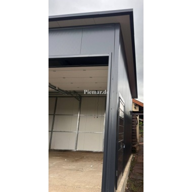 blechgarage-14x6x4m-dachneigung-nach-hinten-sektionaltor-elektroantrieb-1x-schlupftuer-sektionaltor-tuer-fenster-dachrinne-attika-dachblende-kantenschutz-konstruktion-aus-verzinkten-vierkantprofilen-verankerung-isolation_7_1001932820