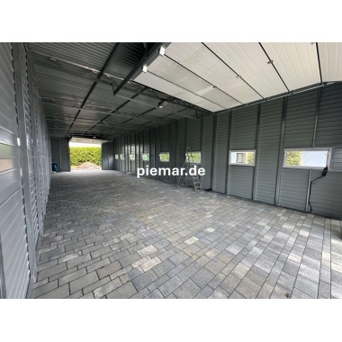 blechgarage-18x6x380-m-mit-einer-dachneigung-nach-hinten-2x-sektionaltor-1x-tuer-8x-fenster-dachrinne-attika-dachblende-kantenschutz-horizontalpanel-konstruktion-aus-verzinkten-vierkantprofilen_16