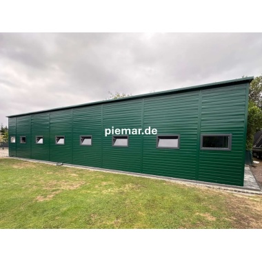 blechgarage-18x6x380-m-mit-einer-dachneigung-nach-hinten-2x-sektionaltor-1x-tuer-8x-fenster-dachrinne-attika-dachblende-kantenschutz-horizontalpanel-konstruktion-aus-verzinkten-vierkantprofilen_4