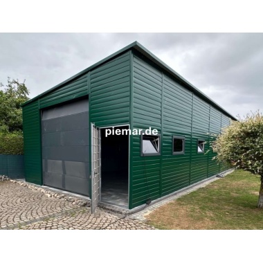 blechgarage-18x6x380-m-mit-einer-dachneigung-nach-hinten-2x-sektionaltor-1x-tuer-8x-fenster-dachrinne-attika-dachblende-kantenschutz-horizontalpanel-konstruktion-aus-verzinkten-vierkantprofilen_8