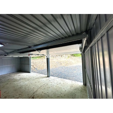 blechgarage-2xsektionaltor-dachrinne-kantenschutz-attika-konstruktion-aus-verzinkten-vierkantprofilen-in-farbe_3