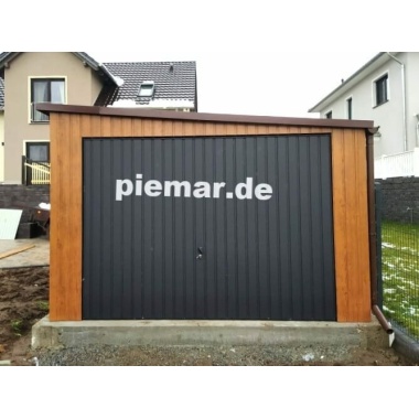 blechgarage-garage-dachneigung-rechts-schwingtor-fenster-holzoptik-dachrinne-attika-kantenschutz_3