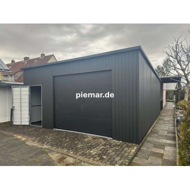 blechgarage-mit-dachneigung-nach-hinten-1x-sektionaltor-1x-tuer-patentschloss-2x-fenster-dachrinne-kondensvlies-dach-attika-dachblende-kantenschutz-konstruktion-aus-verzinkten-vierkantprofilen-in-farbe_10