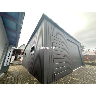 blechgarage-mit-dachneigung-nach-hinten-1x-sektionaltor-1x-tuer-patentschloss-2x-fenster-dachrinne-kondensvlies-dach-attika-dachblende-kantenschutz-konstruktion-aus-verzinkten-vierkantprofilen-in-farbe_2