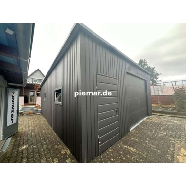 blechgarage-mit-dachneigung-nach-hinten-1x-sektionaltor-1x-tuer-patentschloss-2x-fenster-dachrinne-kondensvlies-dach-attika-dachblende-kantenschutz-konstruktion-aus-verzinkten-vierkantprofilen-in-farbe_4