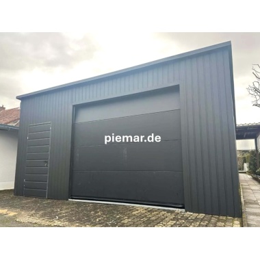 blechgarage-mit-dachneigung-nach-hinten-1x-sektionaltor-1x-tuer-patentschloss-2x-fenster-dachrinne-kondensvlies-dach-attika-dachblende-kantenschutz-konstruktion-aus-verzinkten-vierkantprofilen-in-farbe_5