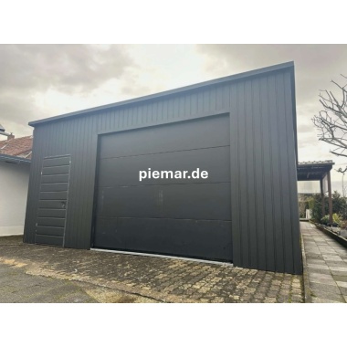 blechgarage-mit-dachneigung-nach-hinten-1x-sektionaltor-1x-tuer-patentschloss-2x-fenster-dachrinne-kondensvlies-dach-attika-dachblende-kantenschutz-konstruktion-aus-verzinkten-vierkantprofilen-in-farbe_6