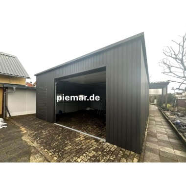 blechgarage-mit-dachneigung-nach-hinten-1x-sektionaltor-1x-tuer-patentschloss-2x-fenster-dachrinne-kondensvlies-dach-attika-dachblende-kantenschutz-konstruktion-aus-verzinkten-vierkantprofilen-in-farbe_7