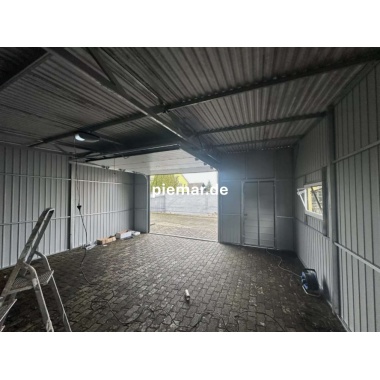 blechgarage-mit-dachneigung-nach-hinten-1x-sektionaltor-1x-tuer-patentschloss-2x-fenster-dachrinne-kondensvlies-dach-attika-dachblende-kantenschutz-konstruktion-aus-verzinkten-vierkantprofilen-in-farbe_8