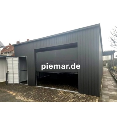 blechgarage-mit-dachneigung-nach-hinten-1x-sektionaltor-1x-tuer-patentschloss-2x-fenster-dachrinne-kondensvlies-dach-attika-dachblende-kantenschutz-konstruktion-aus-verzinkten-vierkantprofilen-in-farbe_9