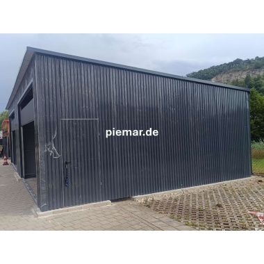 blechgarage-mit-dachneigung-nach-hinten-2x-sektionaltor-1xtuer-dachrinne-kondensvlies-dach-und-waende-attika-kantenschutz-konstruktion-aus-verzinkten-vierkantprofilen-trennwand-verankerung-horizontalpanel-in-farbe_3